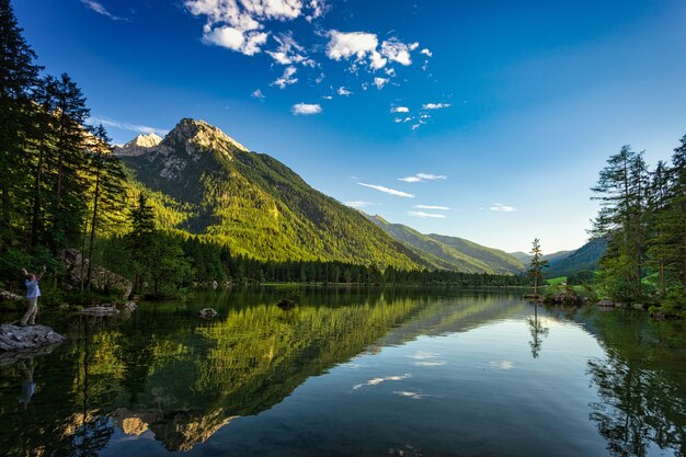 Beau lac sur les montagnes