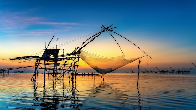 Beau lever de soleil et filets de pêche à Pakpra à Phatthalung, Thaïlande.