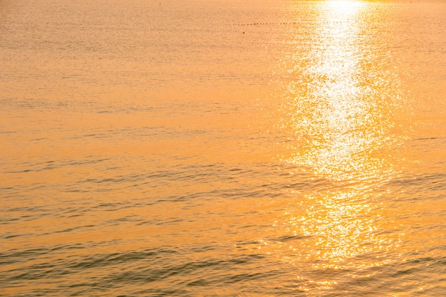 Beau lever de soleil sur la plage et la mer