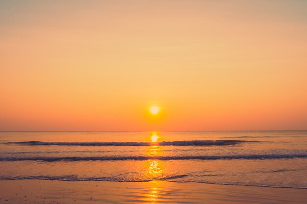 Beau lever de soleil sur la plage