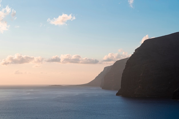 Photo gratuite beau littoral au crépuscule