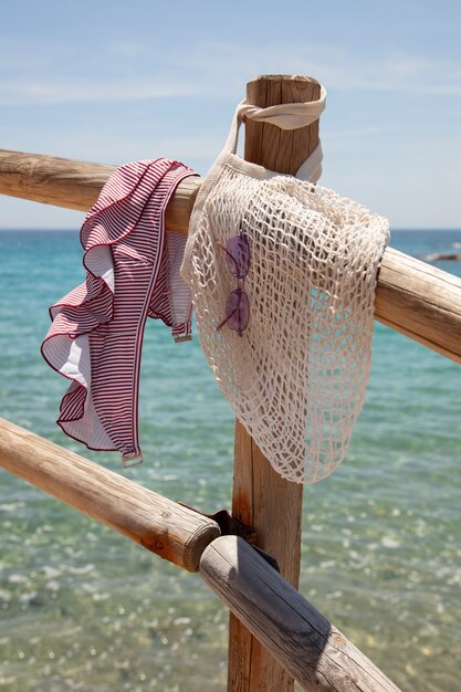 Beau maillot de bain au bord de la mer