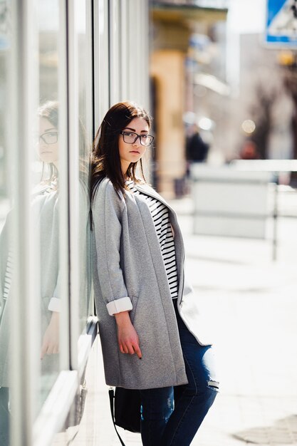 Beau mannequin avec des magasins de lunettes