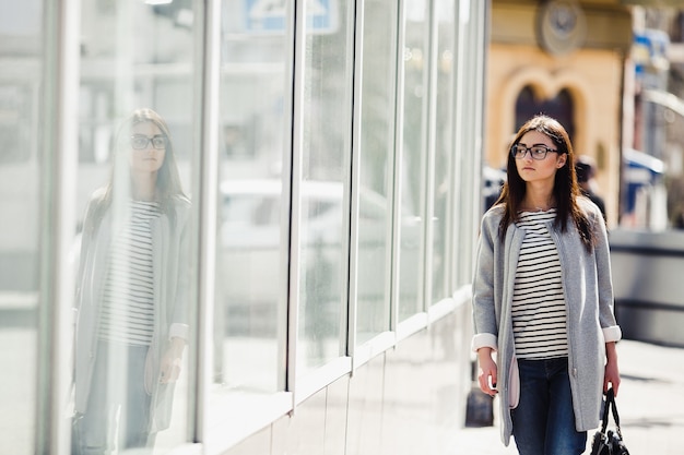 Beau mannequin avec des magasins de lunettes