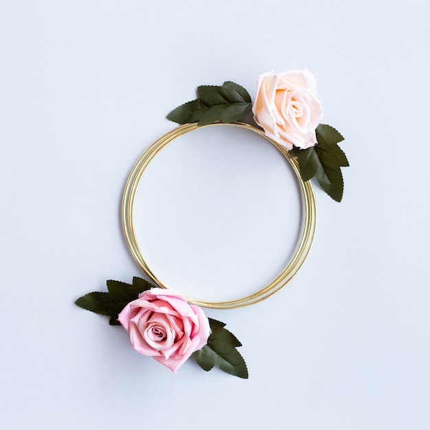 Beau mariage avec fleurs roses et cercle doré