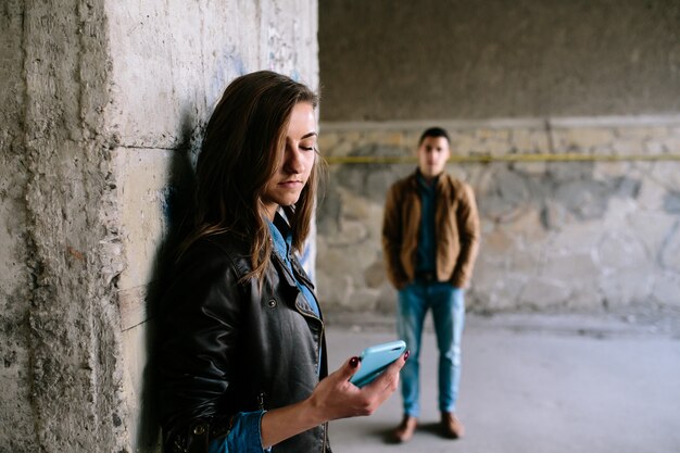 Beau mec et belle femme posant dans une ruelle