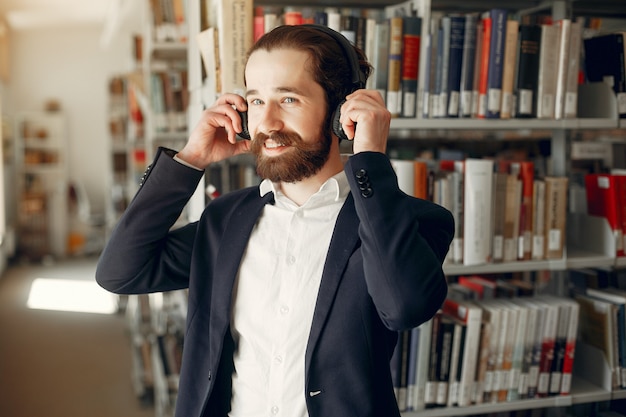 Beau mec étudier à la bibliothèque