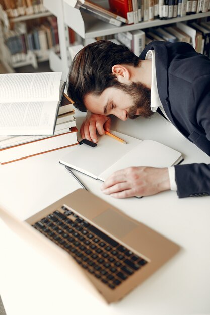 Beau mec étudier à la bibliothèque