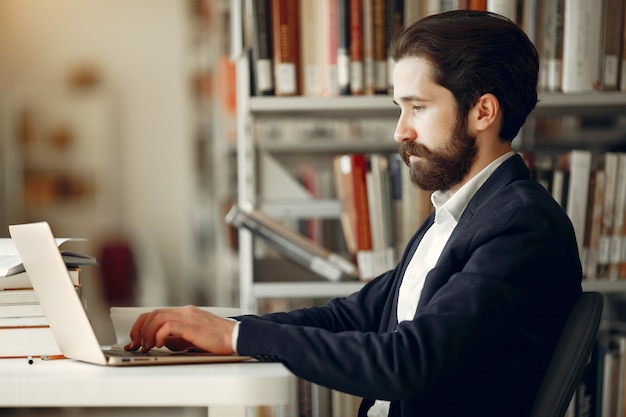 Beau mec étudier à la bibliothèque