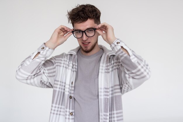 Beau mec à lunettes et chemise blanche isolé sur fond blanc