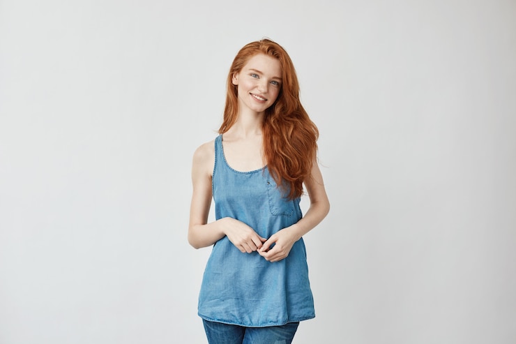 Photo gratuit beau modèle aux cheveux foxy souriant