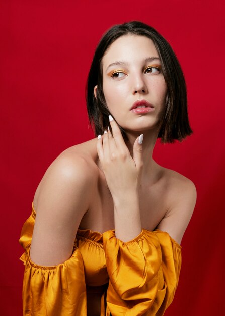 Beau modèle brune qui pose en studio