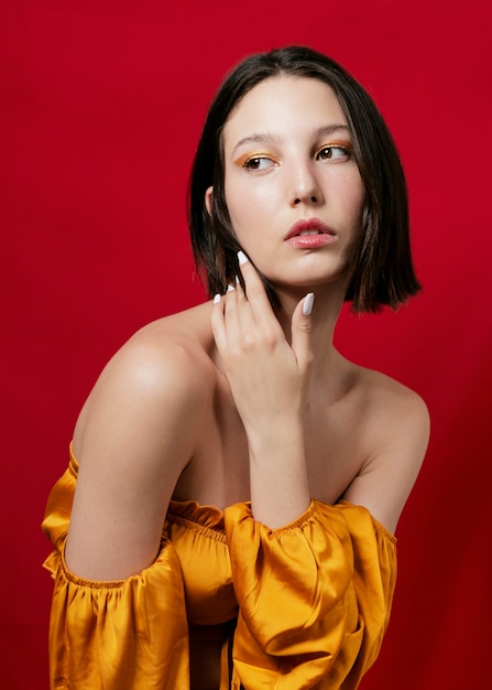 Beau modèle brune qui pose en studio