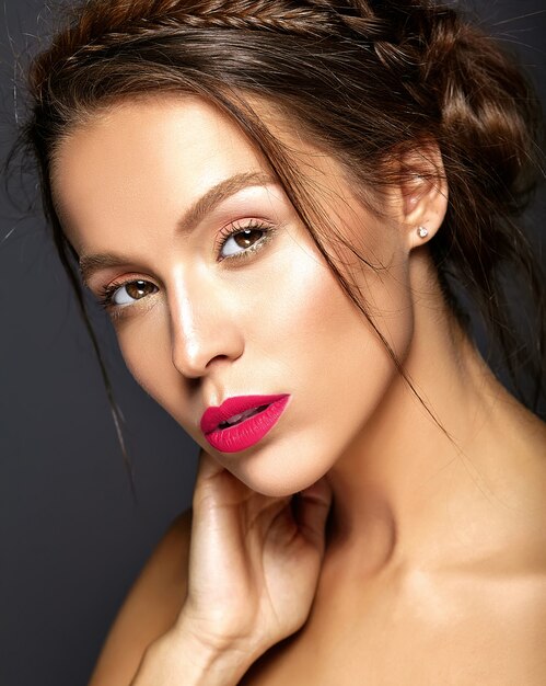 Beau modèle féminin avec un maquillage quotidien frais avec des lèvres rouges