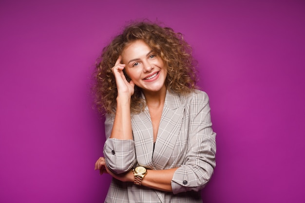 Beau modèle féminin souriant heureux avec une coiffure longue maquillage beauté