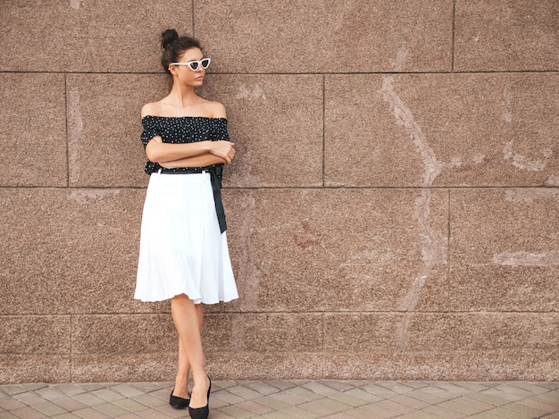 Beau, modèle, habillé, dans, élégant, vêtements été., Sexy, insouciant, girl, poser, dans, les, rue, près, wall., Tendance, moderne, femme affaires, dans, lunettes soleil, amusant