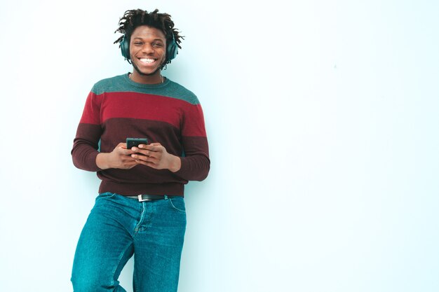 Beau modèle de hipster souriant