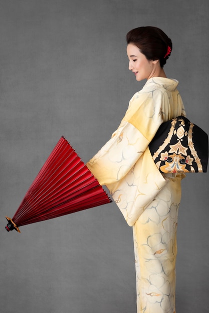 Beau modèle japonais avec un parapluie rouge
