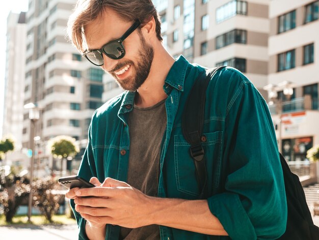 Beau modèle lambersexual hipster élégant souriant