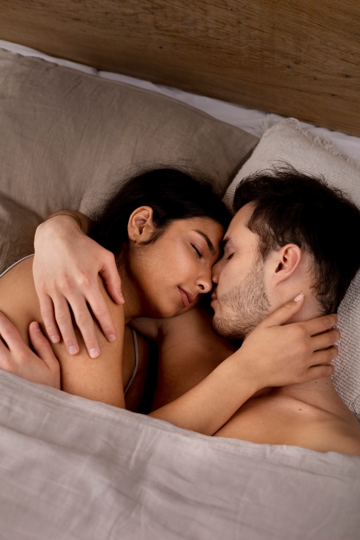 Photo gratuit beau moment d'intimité de couple