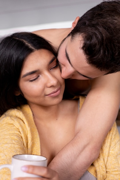 Photo gratuite beau moment d'intimité de couple