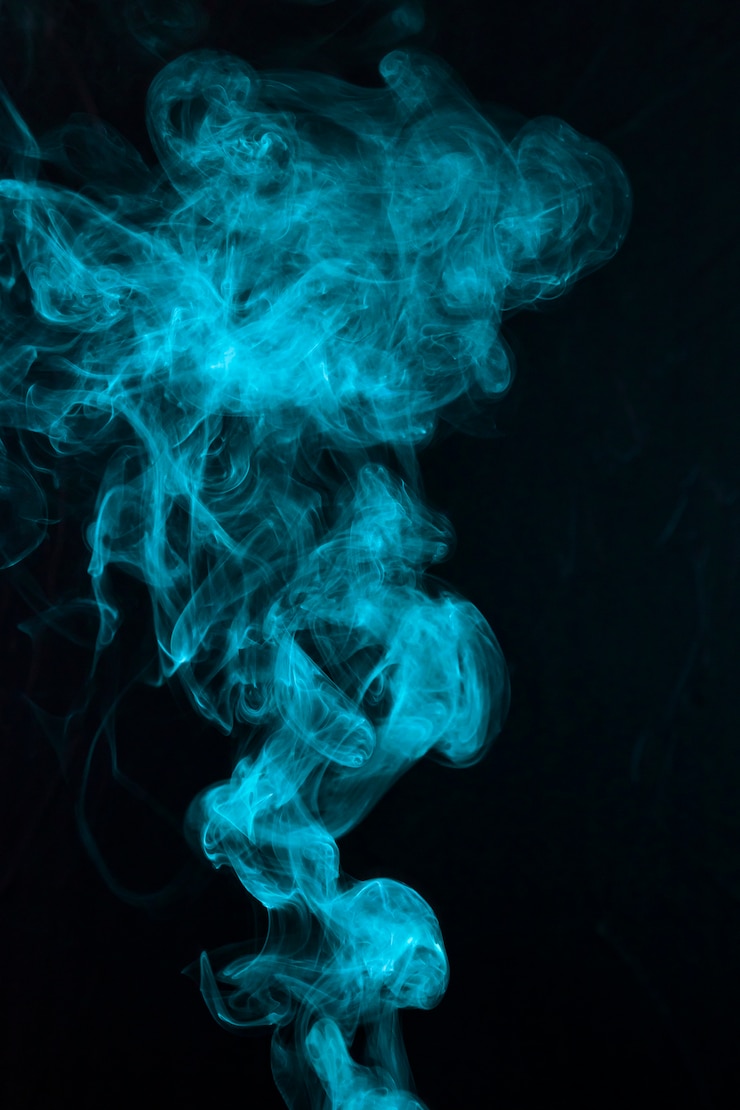 Photo gratuit beau motif de fumée bleue sur fond noir