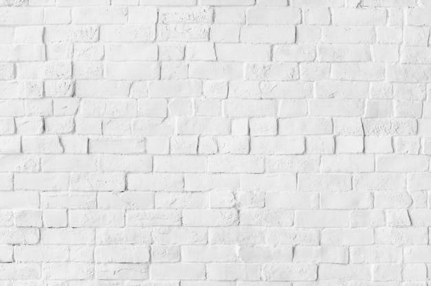 Beau mur de briques peintes en blanc