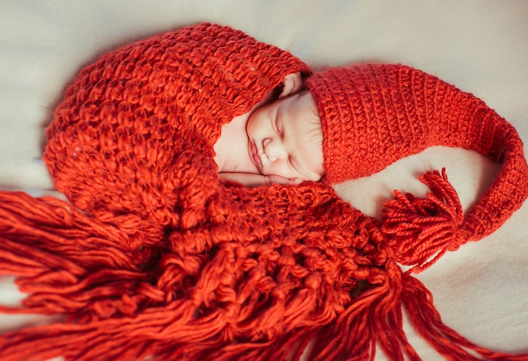 Photo gratuit beau nouveau-né couché détendre peu