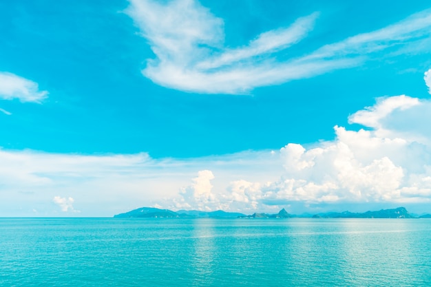 Photo gratuite beau nuage blanc sur ciel bleu et mer ou océan