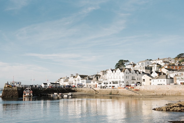 Beau paysage d'appartements blancs sur le site du front de mer sous un beau ciel bleu