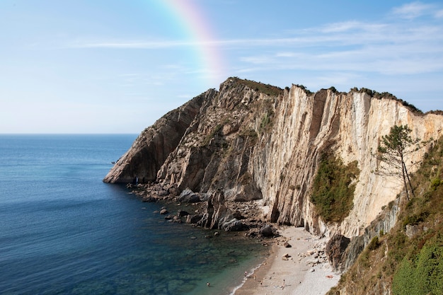 Photo gratuite beau paysage avec arc-en-ciel et mer