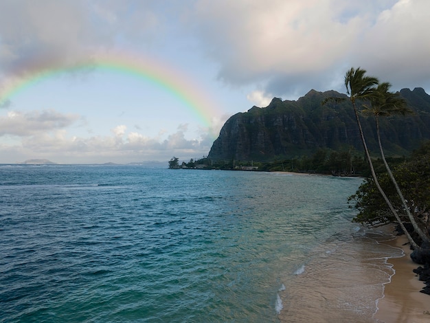 Beau paysage avec arc-en-ciel et mer