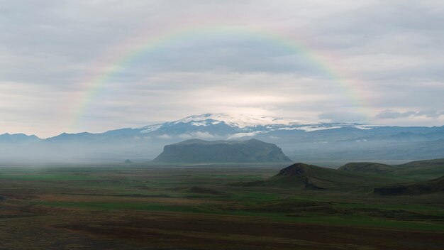 Beau paysage avec arc-en-ciel et montagnes