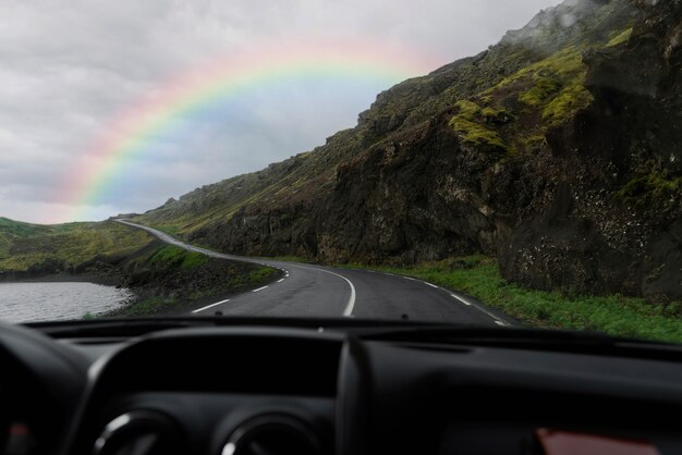 Beau paysage avec arc-en-ciel et rue