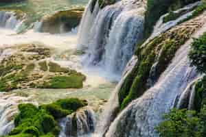 Photo gratuite beau paysage avec cascade