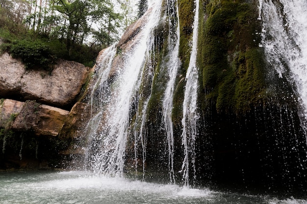 Photo gratuite beau paysage de cascade