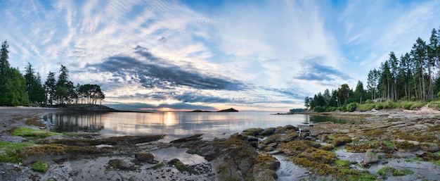 Photo gratuite beau paysage avec ciel nuageux