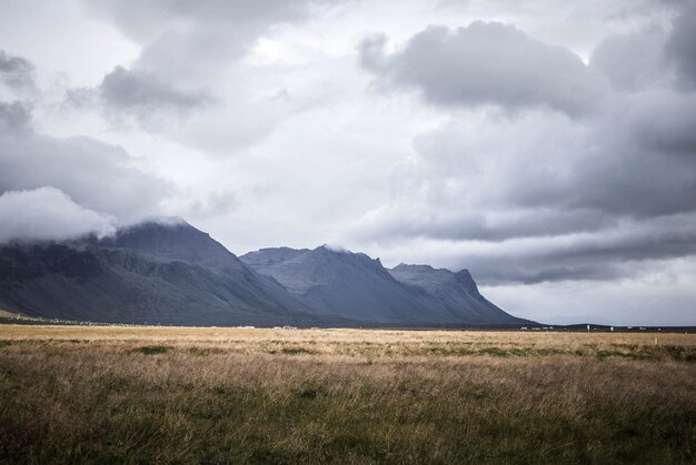 Beau paysage de collines et de montagnes avec des lacs et des plaines