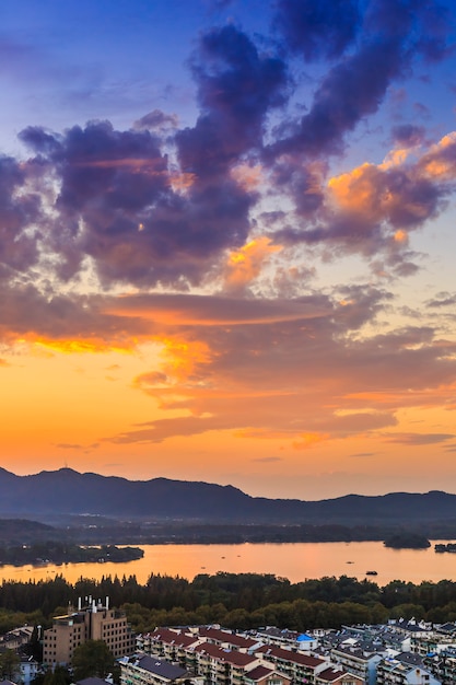 beau paysage du coucher du soleil