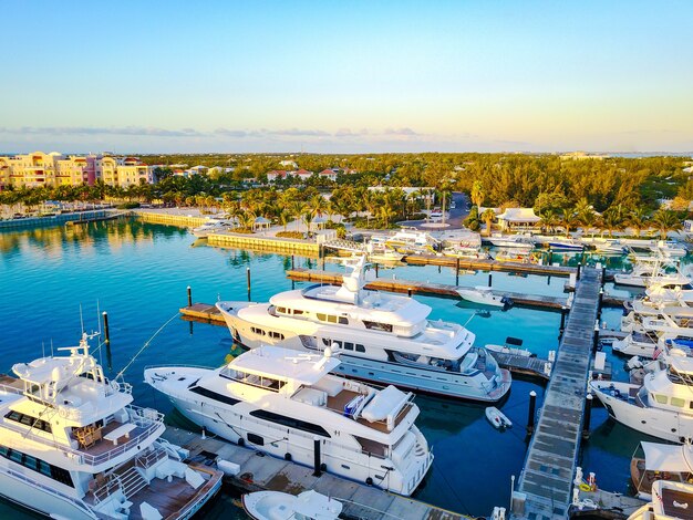 Beau paysage du lever du soleil à la marina des îles Turques et Caïques