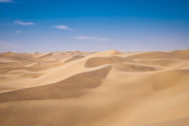 Beau paysage de dunes de sable dans un désert par une journée ensoleillée
