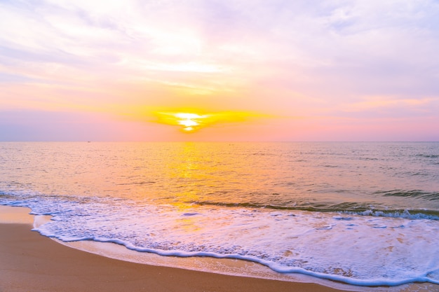 Photo gratuite beau paysage extérieur de mer et plage tropicale au coucher du soleil ou au lever du soleil