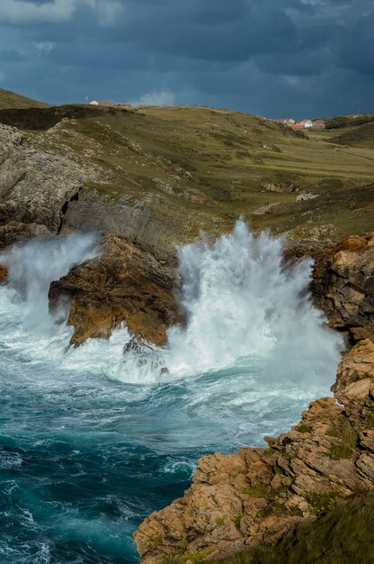 Beau paysage de falaises rocheuses au bord de la mer sous un ciel nuageux