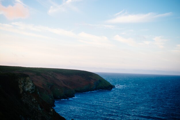 Beau paysage de formations rocheuses au bord de la mer pendant la journée