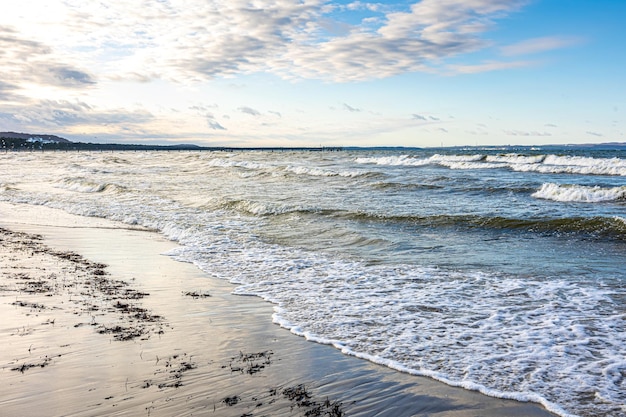 Beau paysage marin avec des vagues de ciel bleu clair sur la mer