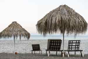 Photo gratuite beau paysage de mer avec des chaises de plage