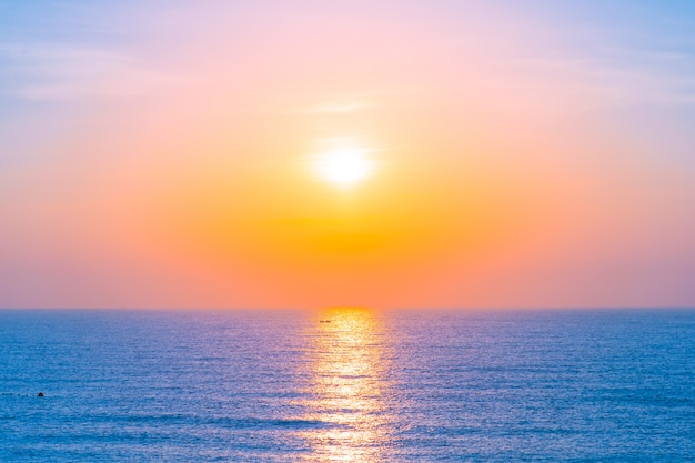 Beau paysage de mer océan pour les voyages de loisirs et de vacances