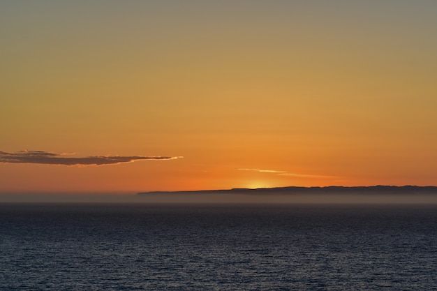 Beau paysage de la mer paisible avec le coucher de soleil à couper le souffle en arrière-plan