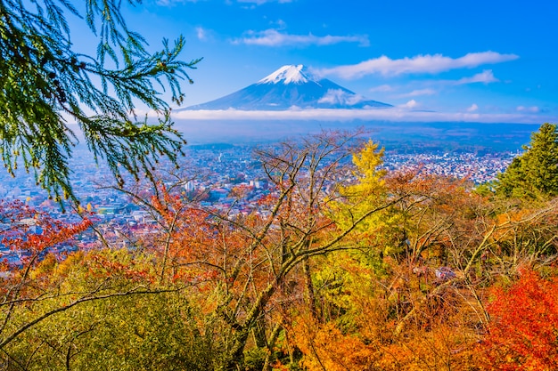 Beau paysage de montagne fuji autour de feuille d&#39;érable en automne