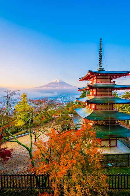 Beau paysage de montagne fuji avec pagode chureito autour de la feuille d'érable en automne